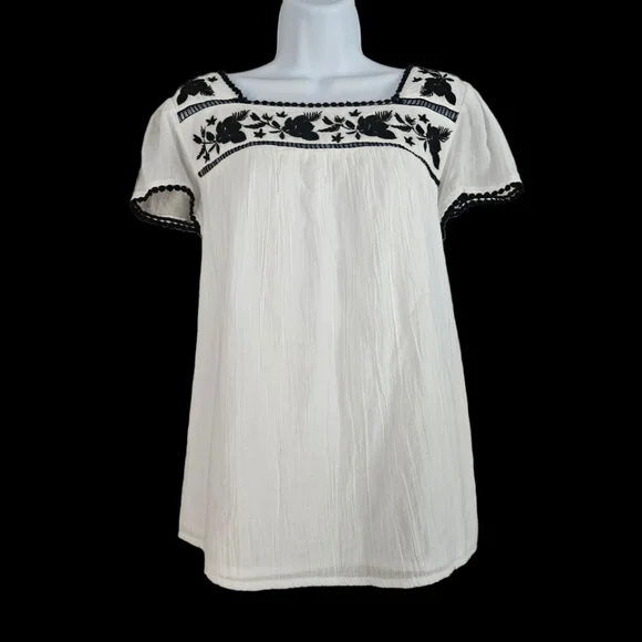 NWT Crown & Ivy white embroidered floral blouse top Womens Medium - Picture 2 of 8